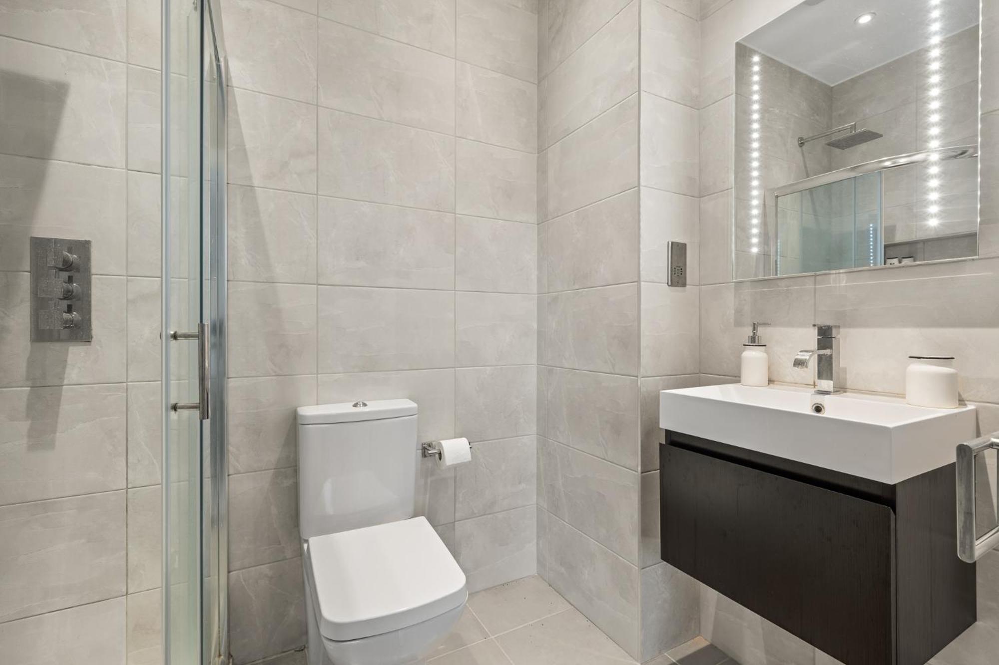 Brand New 2 Bedroom Fulham Near Tube Station Cozy Apartment